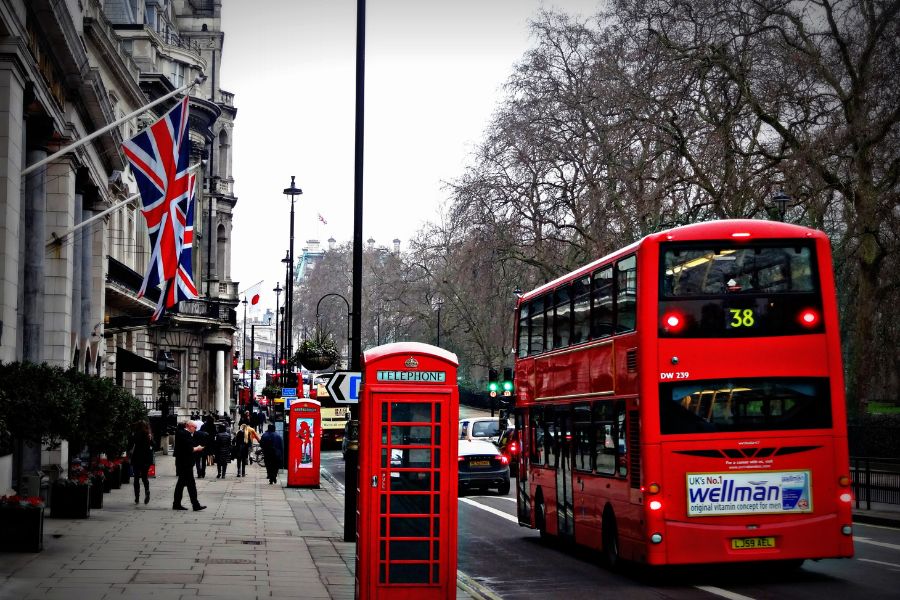 London bus and red phone box