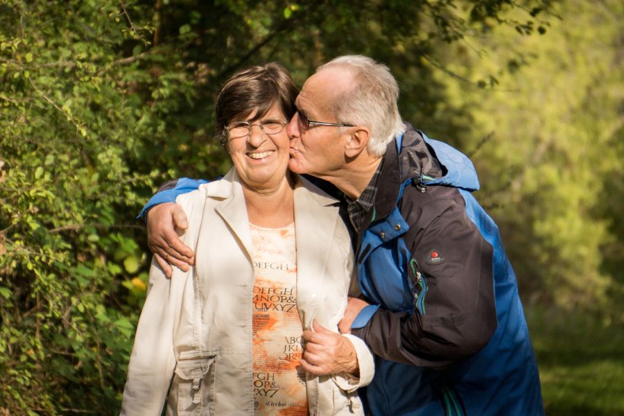 couple kissing 