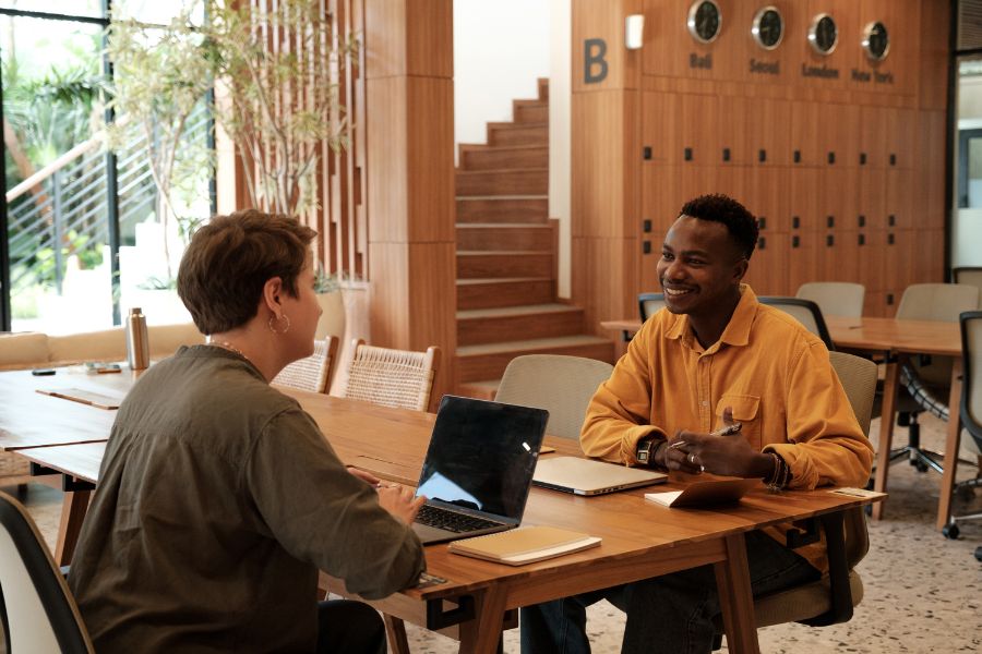 2 people having a meeting