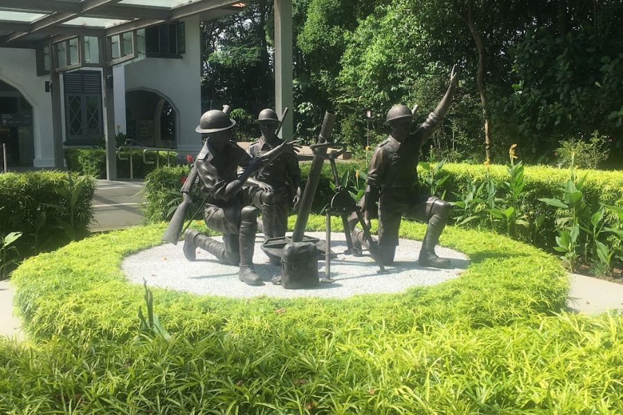 Bronze war memorial of soldiers