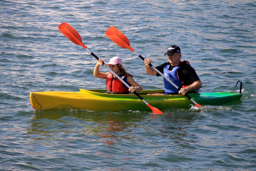 couple kayaking